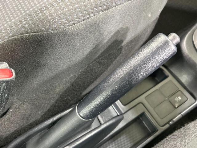 ヴィッツ Ｆ　純正ナビ　セーフティセンス　禁煙車　Ｂｌｕｅｔｏｏｔｈ再生　ＥＴＣ　オートマチックハイビーム　キーレスエントリー　パワーウィンドウ　電動格納ミラー　地デジ　ＣＤ再生　ＡＵＸ接続　先行車発進告知機能（41枚目）