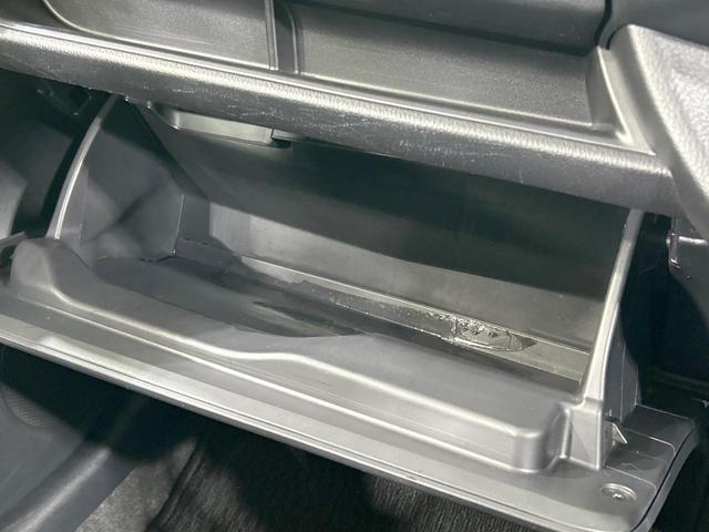 ヴィッツ Ｆ　純正ナビ　セーフティセンス　禁煙車　Ｂｌｕｅｔｏｏｔｈ再生　ＥＴＣ　オートマチックハイビーム　キーレスエントリー　パワーウィンドウ　電動格納ミラー　地デジ　ＣＤ再生　ＡＵＸ接続　先行車発進告知機能（42枚目）