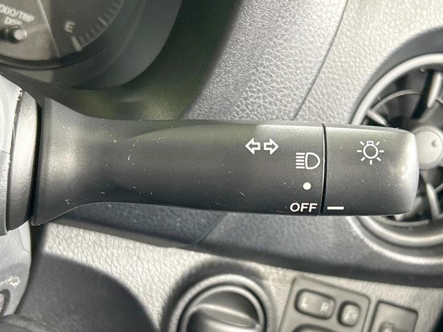 ヴィッツ Ｆ　純正ナビ　セーフティセンス　禁煙車　Ｂｌｕｅｔｏｏｔｈ再生　ＥＴＣ　オートマチックハイビーム　キーレスエントリー　パワーウィンドウ　電動格納ミラー　地デジ　ＣＤ再生　ＡＵＸ接続　先行車発進告知機能（46枚目）