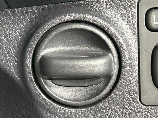 ヴィッツ Ｆ　純正ナビ　セーフティセンス　禁煙車　Ｂｌｕｅｔｏｏｔｈ再生　ＥＴＣ　オートマチックハイビーム　キーレスエントリー　パワーウィンドウ　電動格納ミラー　地デジ　ＣＤ再生　ＡＵＸ接続　先行車発進告知機能（47枚目）