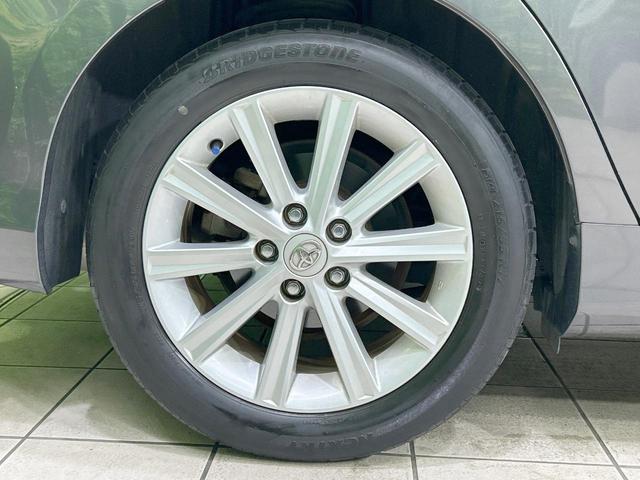 カムリ ハイブリッド　Ｇパッケージ　純正ナビ　バックカメラ　クルーズコントロール　禁煙車　ＥＴＣ　Ｂｌｕｅｔｏｏｔｈ接続　パワーシート　ＨＩＤヘッド　オートライト　純正革巻きステアリング　純正１７インチＡＷ　スマートキー　ＣＤ／ＤＶＤ（27枚目）