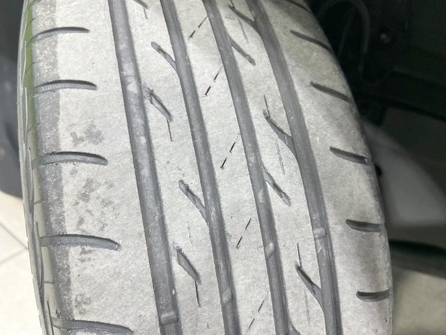 カムリ ハイブリッド　Ｇパッケージ　純正ナビ　バックカメラ　クルーズコントロール　禁煙車　ＥＴＣ　Ｂｌｕｅｔｏｏｔｈ接続　パワーシート　ＨＩＤヘッド　オートライト　純正革巻きステアリング　純正１７インチＡＷ　スマートキー　ＣＤ／ＤＶＤ（28枚目）