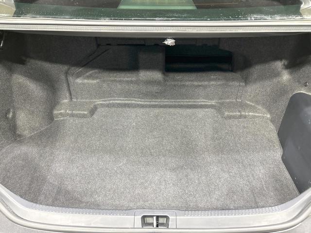 カムリ ハイブリッド　Ｇパッケージ　純正ナビ　バックカメラ　クルーズコントロール　禁煙車　ＥＴＣ　Ｂｌｕｅｔｏｏｔｈ接続　パワーシート　ＨＩＤヘッド　オートライト　純正革巻きステアリング　純正１７インチＡＷ　スマートキー　ＣＤ／ＤＶＤ（36枚目）
