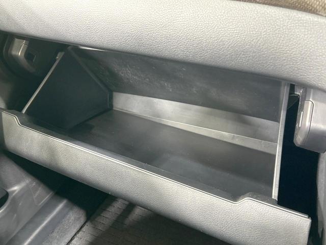 カムリ ハイブリッド　Ｇパッケージ　純正ナビ　バックカメラ　クルーズコントロール　禁煙車　ＥＴＣ　Ｂｌｕｅｔｏｏｔｈ接続　パワーシート　ＨＩＤヘッド　オートライト　純正革巻きステアリング　純正１７インチＡＷ　スマートキー　ＣＤ／ＤＶＤ（39枚目）