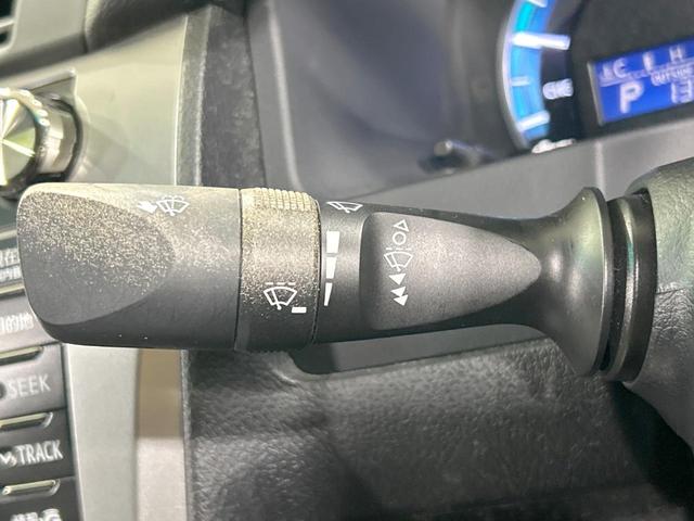 カムリ ハイブリッド　Ｇパッケージ　純正ナビ　バックカメラ　クルーズコントロール　禁煙車　ＥＴＣ　Ｂｌｕｅｔｏｏｔｈ接続　パワーシート　ＨＩＤヘッド　オートライト　純正革巻きステアリング　純正１７インチＡＷ　スマートキー　ＣＤ／ＤＶＤ（42枚目）