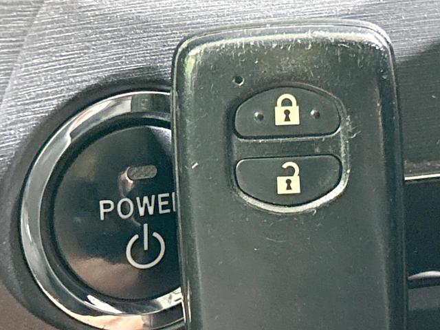 プリウス Sツーリングセレクション 禁煙車 スマートキー LEDヘッド ETC 純正17インチアルミ オートライト オートエアコン Bluetooth接続 CD再生 電動格納ミラー フロントフォグ プライバシーガラス パワーウィンドウ(3枚目)