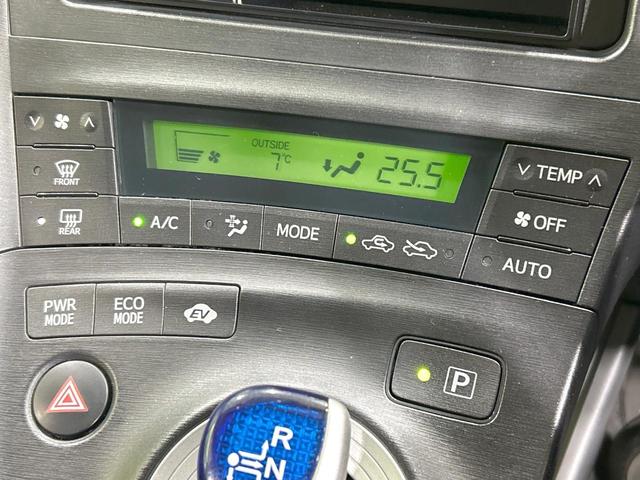 プリウス Sツーリングセレクション 禁煙車 スマートキー LEDヘッド ETC 純正17インチアルミ オートライト オートエアコン Bluetooth接続 CD再生 電動格納ミラー フロントフォグ プライバシーガラス パワーウィンドウ(4枚目)