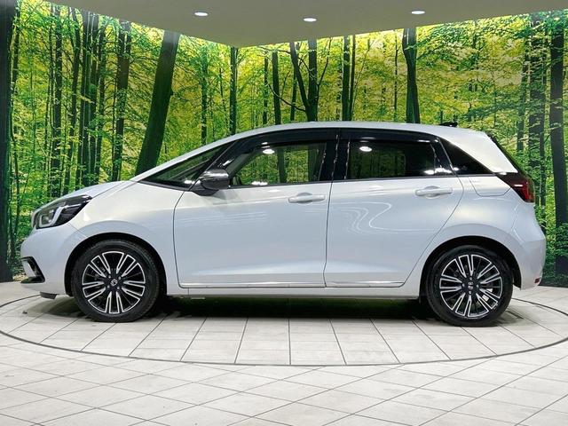 フィット e:HEVリュクス 純正9型ナビ バックカメラ ホンダセンシング 禁煙車 ハーフレザーシート 前席シートヒーター LEDヘッド&フォグ 純正16インチAW ステアリングヒーター コーナーセンサー ETC 置くだけ充電(28枚目)