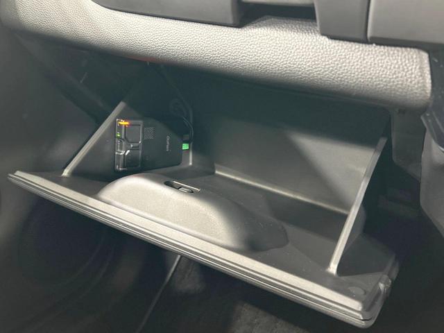 フィット e:HEVリュクス 純正9型ナビ バックカメラ ホンダセンシング 禁煙車 ハーフレザーシート 前席シートヒーター LEDヘッド&フォグ 純正16インチAW ステアリングヒーター コーナーセンサー ETC 置くだけ充電(48枚目)