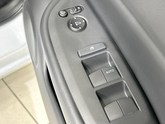 フィット e:HEVリュクス 純正9型ナビ バックカメラ ホンダセンシング 禁煙車 ハーフレザーシート 前席シートヒーター LEDヘッド&フォグ 純正16インチAW ステアリングヒーター コーナーセンサー ETC 置くだけ充電(50枚目)