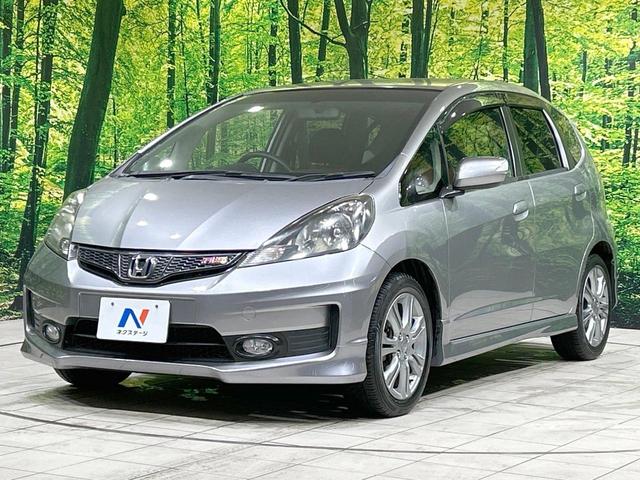 フィット ＲＳ　ＭＴ車　禁煙車　ＥＴＣ　ＨＩＤヘッド　フォグライト　純正１６インチＡＷ　オートエアコン　盗難防止装置　ＣＤ再生　電動格納ミラー　キーレス　プライバシーガラス　シートリフター　革巻きステアリング（24枚目）