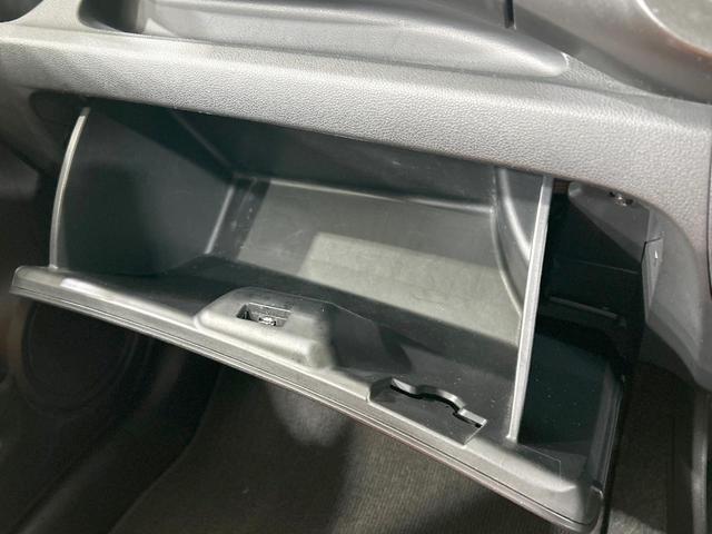 フィット ＲＳ　ＭＴ車　禁煙車　ＥＴＣ　ＨＩＤヘッド　フォグライト　純正１６インチＡＷ　オートエアコン　盗難防止装置　ＣＤ再生　電動格納ミラー　キーレス　プライバシーガラス　シートリフター　革巻きステアリング（44枚目）