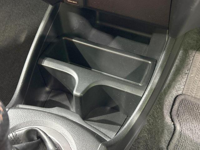 フィット ＲＳ　ＭＴ車　禁煙車　ＥＴＣ　ＨＩＤヘッド　フォグライト　純正１６インチＡＷ　オートエアコン　盗難防止装置　ＣＤ再生　電動格納ミラー　キーレス　プライバシーガラス　シートリフター　革巻きステアリング（46枚目）