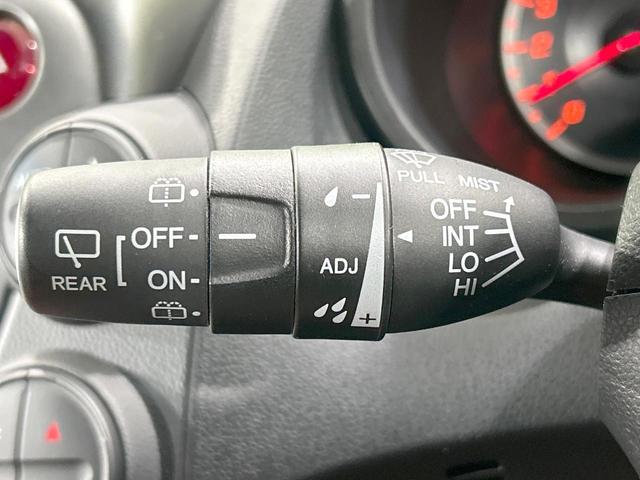 フィット ＲＳ　ＭＴ車　禁煙車　ＥＴＣ　ＨＩＤヘッド　フォグライト　純正１６インチＡＷ　オートエアコン　盗難防止装置　ＣＤ再生　電動格納ミラー　キーレス　プライバシーガラス　シートリフター　革巻きステアリング（48枚目）