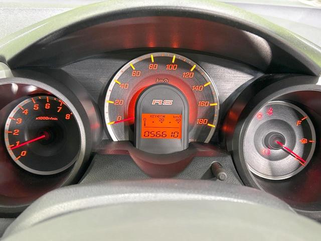 フィット ＲＳ　ＭＴ車　禁煙車　ＥＴＣ　ＨＩＤヘッド　フォグライト　純正１６インチＡＷ　オートエアコン　盗難防止装置　ＣＤ再生　電動格納ミラー　キーレス　プライバシーガラス　シートリフター　革巻きステアリング（50枚目）