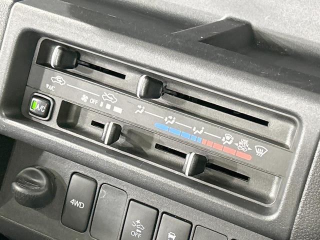 ハイゼットトラック スタンダードＳＡＩＩＩｔ　４ＷＤ　スマートアシスト　禁煙車　車線逸脱防止警報　誤発進抑制制御機能　先行車発進告知機能　盗難防止装置　トラクションコントロール　ＡＭ／ＦＭ　バニティミラー　サンバイザー　パワーステアリング（6枚目）