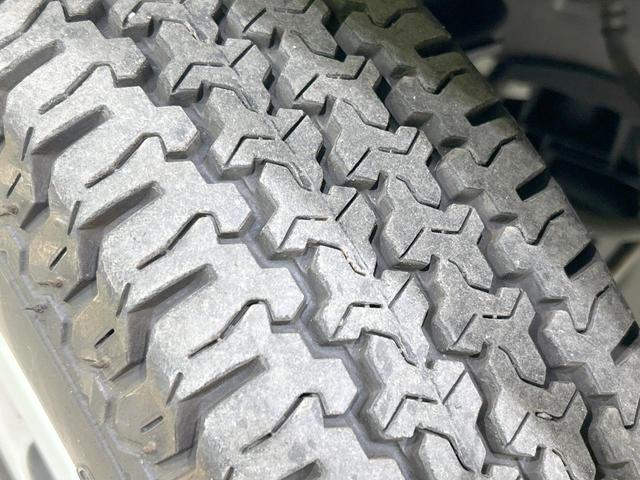 ハイゼットトラック スタンダードＳＡＩＩＩｔ　４ＷＤ　スマートアシスト　禁煙車　車線逸脱防止警報　誤発進抑制制御機能　先行車発進告知機能　盗難防止装置　トラクションコントロール　ＡＭ／ＦＭ　バニティミラー　サンバイザー　パワーステアリング（33枚目）