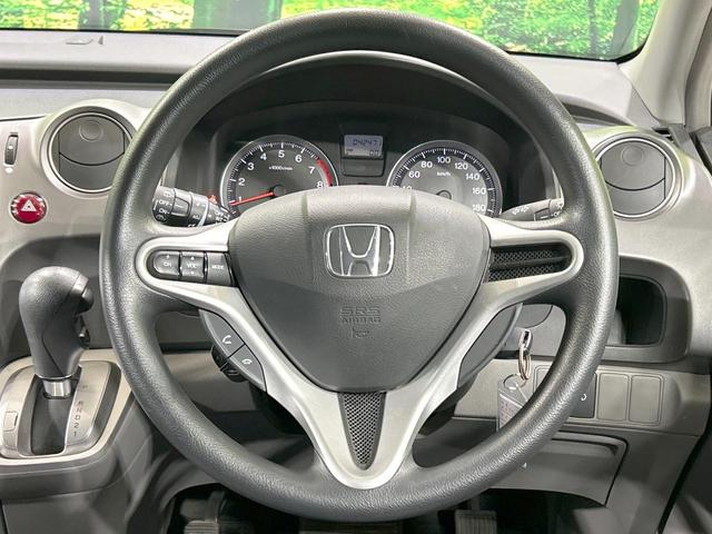 �C���e���A�ɍ��킹���f�U�C���̃X�e�A�����O�́A�^�]�������̂��Ƃ��l���A�^�]���₷���`��A�傫���ł��B�����x�A���ۂɐG���Ă��m���߂��������B