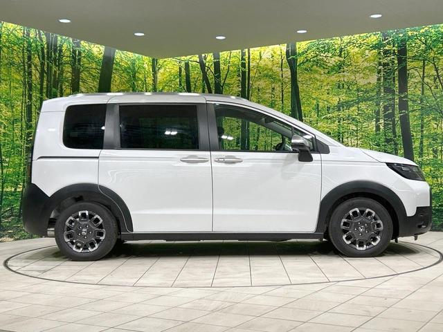 フリード ｅ：ＨＥＶクロスター　登録済未使用車　両側電動ドア　ホンダセンシング　ブラインドスポットモニター　ハーフレザーシート　コーナーセンサー　スマートキー　ＬＥＤヘッド　ルーフレール　純正１５インチＡＷ　オートハイビーム（28枚目）
