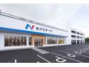 ズラッと並んだ展示車と大きな「N」の看板が目印です!