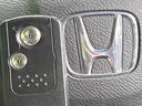 フィット X 純正ナビ バックカメラ クルーズコントロール 禁煙車 HIDヘッド ETC オートライト オートエアコン 純正15インチAW CD/DVD再生 地デジ ドアバイザー 電動格納ミラー 革巻きステアリング(5枚目)