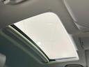【サンルーフ】開放感たっぷりの希少装備、サンルーフが装着されています!車内に明かりを取り入れたり景色を楽しむ以外にも、車内の空気も簡単に換気できて快適です!