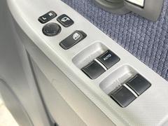 【電動格納ミラー】サイドミラーは電動格納式となっており、狭い駐車場でもキズがつくリスクを抑えられます。 6