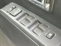 【電動格納ミラー】サイドミラーは電動格納式となっており、狭い駐車場でもキズがつくリスクを抑えられます。 6