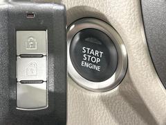 【オペレーションキー】カバンやポケットに入れたままでもドアの施錠・解錠が可能なスマートキーを装備。エンジンのオン・オフ時もカギを取り出す必要が無いからとっても便利です♪ 4