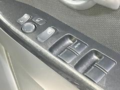 【電動格納ミラー】サイドミラーは電動格納式となっており、狭い駐車場でもキズがつくリスクを抑えられます。 7