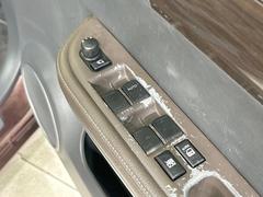 【電動格納ミラー】サイドミラーは電動格納式となっており、狭い駐車場でもキズがつくリスクを抑えられます。 6