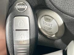 【インテリジェントキー】カバンやポケットに入れたままでもドアの施錠・解錠が可能なスマートキーを装備。エンジンのオン・オフ時もカギを取り出す必要が無いからとっても便利です♪ 6