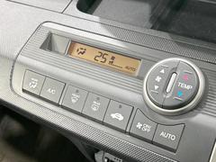 【オートエアコン】一度お好みの温度に設定すれば、車内の温度を検知し風量や温度を自動で調整。暑い…寒い…と何度もスイッチ操作をする必要はありません。快適な車内空間には必須の機能ですね♪ 7