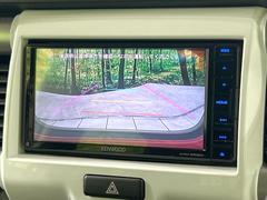 【バックカメラ】駐車時に後方がリアルタイム映像で確認できます。大型商業施設や立体駐車場での駐車時や、夜間のバック時に大活躍！運転スキルに関わらず、今や必須となった装備のひとつです！ 4