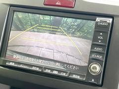 【バックカメラ】駐車時に後方がリアルタイム映像で確認できます。大型商業施設や立体駐車場での駐車時や、夜間のバック時に大活躍！運転スキルに関わらず、今や必須となった装備のひとつです！ 4