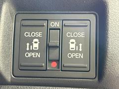 【両側パワースライドドア】スマートキーや運転席のスイッチで後席両側スライドドアの開閉が可能♪電動だから力を入れてドアを開ける必要が無く、小さなお子様でも簡単に開け閉めでき快適です♪ 3