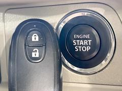【アドバンストキー】カバンやポケットに入れたままでもドアの施錠・解錠が可能なスマートキーを装備。エンジンのオン・オフ時もカギを取り出す必要が無いからとっても便利です♪ 7