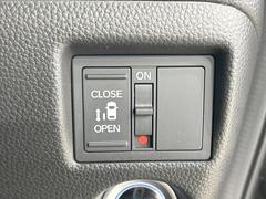 【パワースライドドア】スマートキーや運転席のスイッチでスライドドアの開閉が可能♪電動だから力を入れてドアを開ける必要が無く、小さいお子様でも、重い荷物を持っている時もラクに開け閉めできます♪ 3