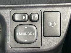 【電動格納ミラー】サイドミラーは電動格納式となっており、狭い駐車場でもキズがつくリスクを抑えられます。 7