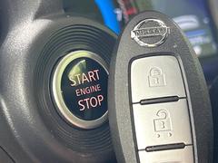 【インテリジェントキー】カバンやポケットに入れたままでもドアの施錠・解錠が可能なスマートキーを装備。エンジンのオン・オフ時もカギを取り出す必要が無いからとっても便利です♪ 7