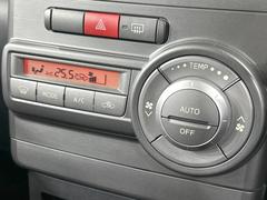 【オートエアコン】一度お好みの温度に設定すれば、車内の温度を検知し風量や温度を自動で調整。暑い…寒い…と何度もスイッチ操作をする必要はありません。快適な車内空間には必須の機能ですね♪ 4
