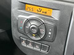 【オートエアコン】一度お好みの温度に設定すれば、車内の温度を検知し風量や温度を自動で調整。暑い…寒い…と何度もスイッチ操作をする必要はありません。快適な車内空間には必須の機能ですね♪ 5