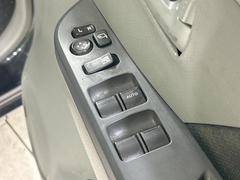 【電動格納ミラー】サイドミラーは電動格納式となっており、狭い駐車場でもキズがつくリスクを抑えられます。 6