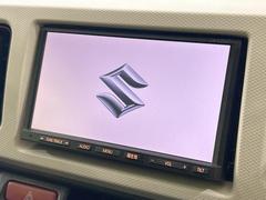 【純正ナビ】人気の純正ナビを装備しております。ナビの使いやすさはもちろん、オーディオ機能も充実！キャンプや旅行はもちろん、通勤や買い物など普段のドライブも楽しくなるはず♪ 3