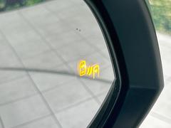 【ブラインドスポットモニター】走行中、ドアミラーの死角になりやすい箇所に後続車が接近するとサイドミラーのレンズに警告を表示！ドライバーに注意喚起をしてくれます。 7