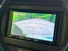 【バックカメラ】駐車時に後方がリアルタイム映像で確認できます。大型商業施設や立体駐車場での駐車時や、夜間のバック時に大活躍！運転スキルに関わらず、今や必須となった装備のひとつです！ 4