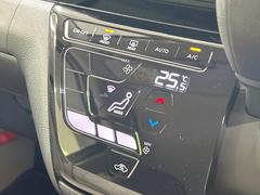 【オートエアコン】一度お好みの温度に設定すれば、車内の温度を検知し風量や温度を自動で調整。暑い…寒い…と何度もスイッチ操作をする必要はありません。快適な車内空間には必須の機能ですね♪ 7