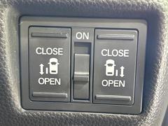 【両側パワースライドドア】スマートキーや運転席のスイッチで後席両側スライドドアの開閉が可能♪電動だから力を入れてドアを開ける必要が無く、小さなお子様でも簡単に開け閉めでき快適です♪ 3