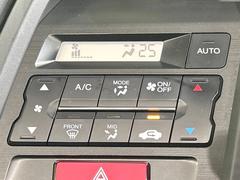 【オートエアコン】一度お好みの温度に設定すれば、車内の温度を検知し風量や温度を自動で調整。暑い…寒い…と何度もスイッチ操作をする必要はありません。快適な車内空間には必須の機能ですね♪ 7
