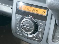 【オートエアコン】一度お好みの温度に設定すれば、車内の温度を検知し風量や温度を自動で調整。暑い…寒い…と何度もスイッチ操作をする必要はありません。快適な車内空間には必須の機能ですね♪ 6